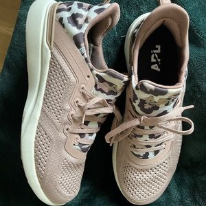 APL techloom tracer sneakers, like new size 8